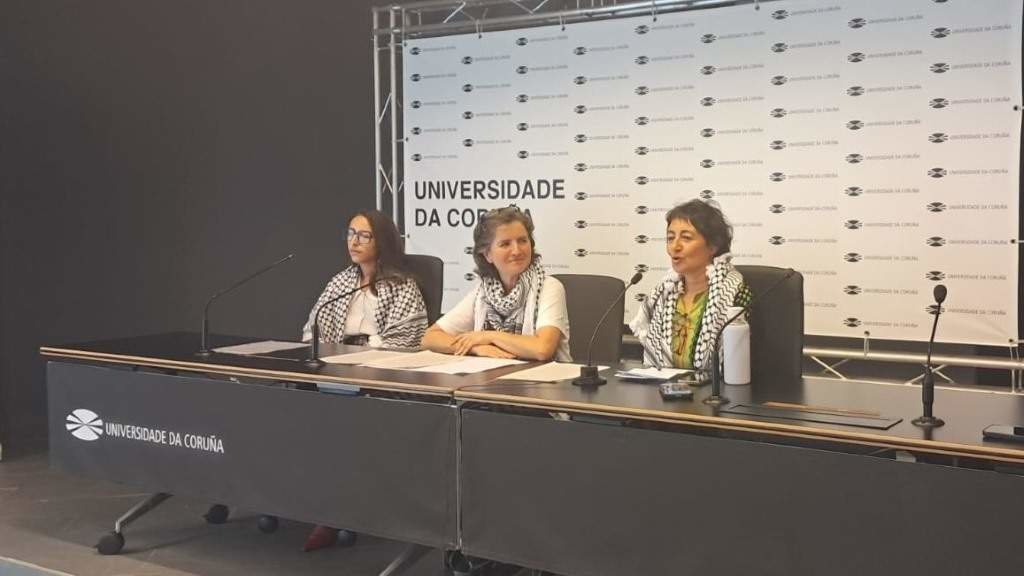 Uxía López, Marta García e Mar Rodríguez, esta cuarta feira, na Coruña. (Foto: UDC)