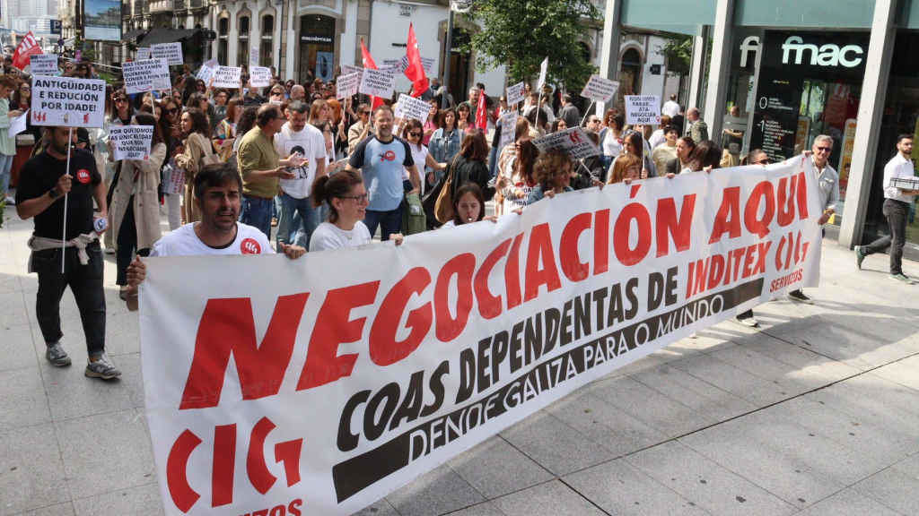 Manifestación das dependentas de Inditex esta quinta feira pasando pola praza de Lugo. Ademais de delegadas e delegados asitiu o secretario xeral da CIG, Paulo Carril (Foto: Nós Diario).