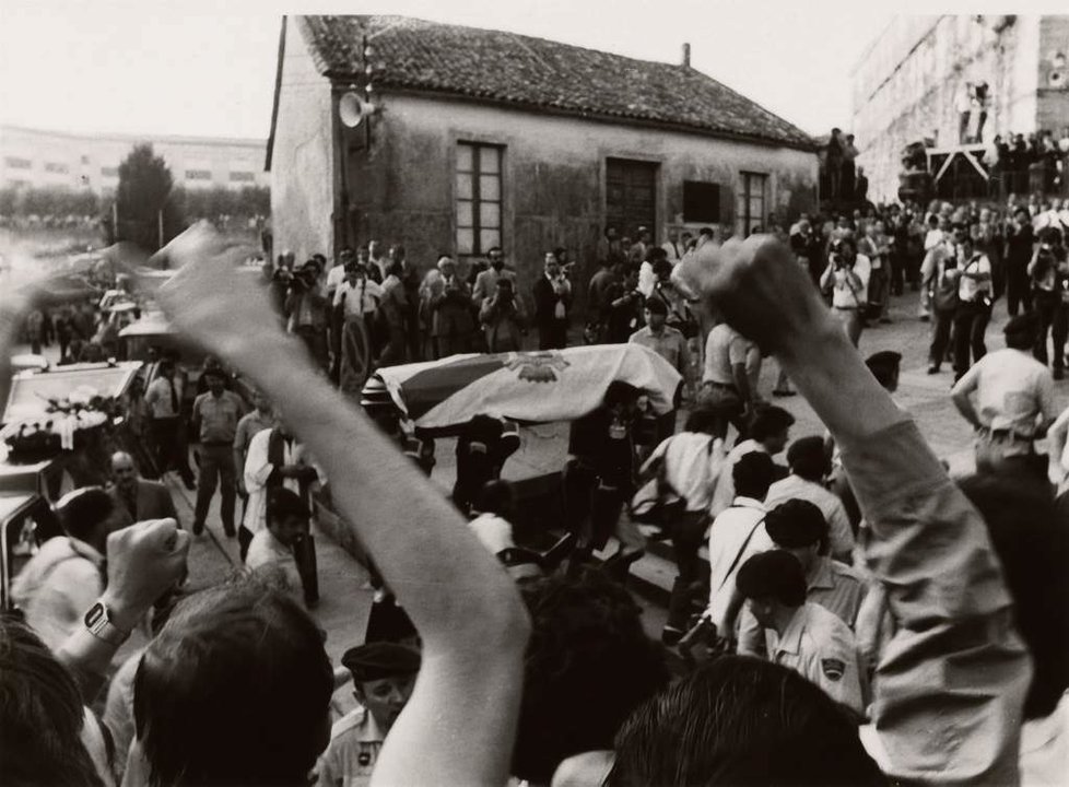 Malia a carga policial e a violencia dos enfrontamentos, o féretro de Castelao foi unanimemente aplaudido. (Foto: Tino Viz / ANT)