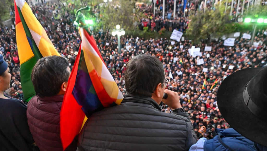 O presidente de Bolivia, Luis Arce (de costas, no centro), diríxese ás manifestantes, onte na Paz, tras fracasar o golpe de Estado. (Foto: Presidencia de Bolivia)
