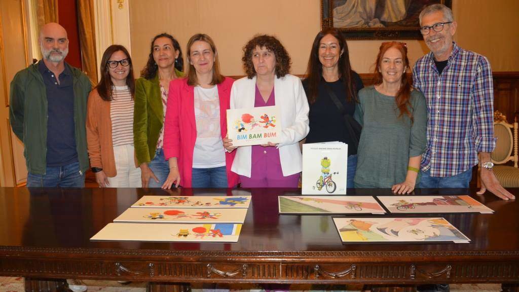 A alcaldesa de Santiago, a concelleira Miriam Louzao e membros do xurado anunciaron esta sexta feira o fallo do premio.