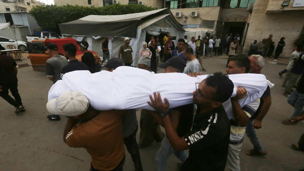 Palestinos cargan o cadáver dun familiar a sexta feira en Deir al Balah, en Gaza. (Foto: Omar Ashtawy / Zuma Press / ContactoPhoto)