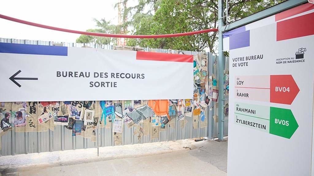 Varios sinais indican a localización das mesas electorais en Francia. (Foto: Europa Press).