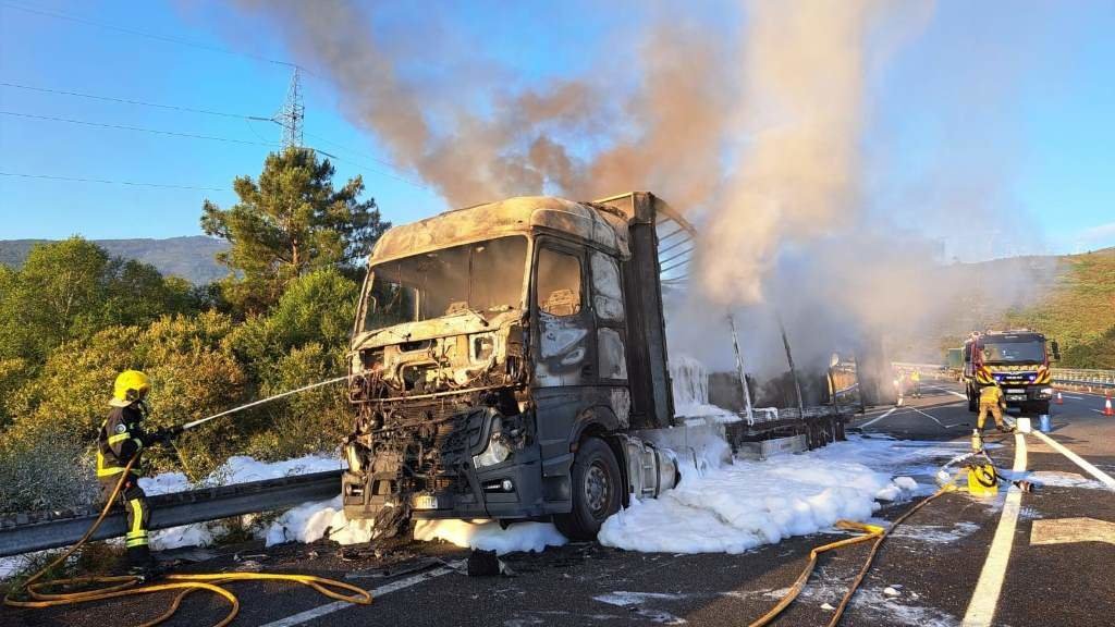 O camión incendiado na A-52 esta segunda feira. (Foto: Europa Press)