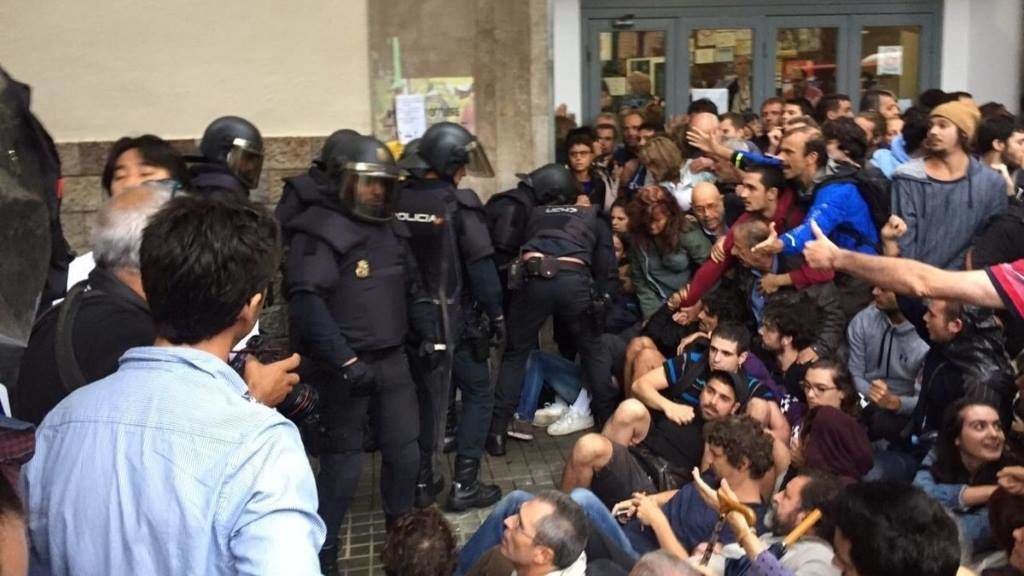 Axentes da Policía Nacional impedindo a entrada a un colexio electoral de Barcelona o 1 de outubro de 2017. (Foto: Europa Press)