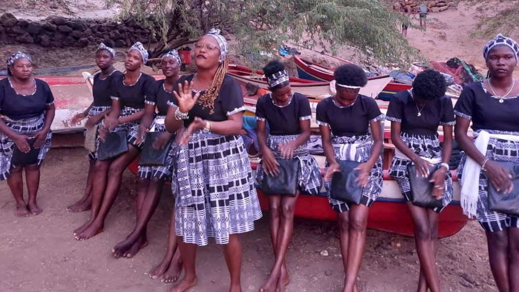 Grupo de Batukadeiras Fidju di San Martinhu, en Ribeira Grande de Santiago, Cabo Verde. (Foto Iria Vázquez Silva).