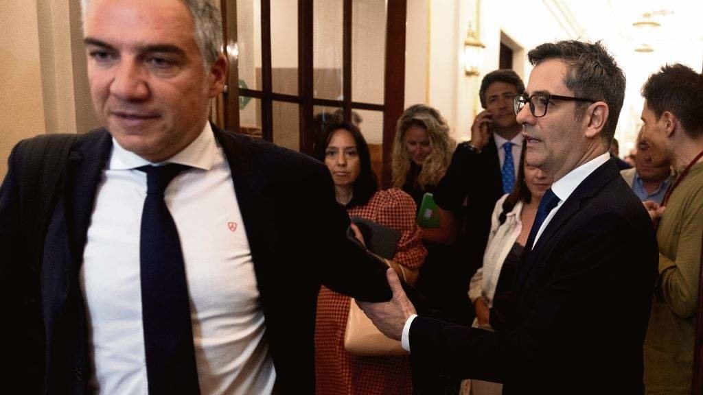 O ministro español de Xustiza, Félix Bolaños, sostén polo brazo ao vicesecretario popular Elías Bendodo, esta terza feira no Congreso (Foto: Eduardo Parra / Europa Press).