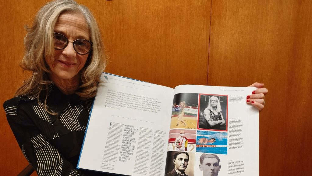 Marta Bobo, co seu exemplar da 'Historia inacabada do deporte galego' de Nós Diario. (Foto: Vitoria Durán).
