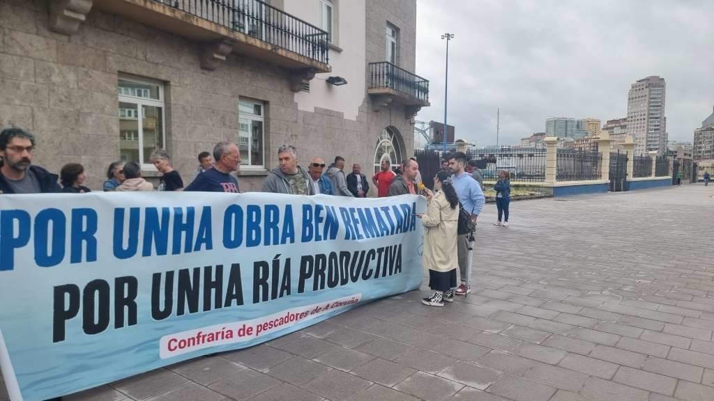 Mobilización da Confraría de Pescadores da Coruña ante a Subdelegación do Goberno español na Galiza (Foto: Confraría de Pescadores da Coruña).