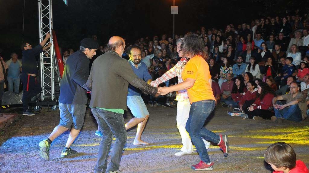 Grupo de asistentes bailando ao son da música do Festival de Nogueiró. (Foto: Festival Castro-Galaico)