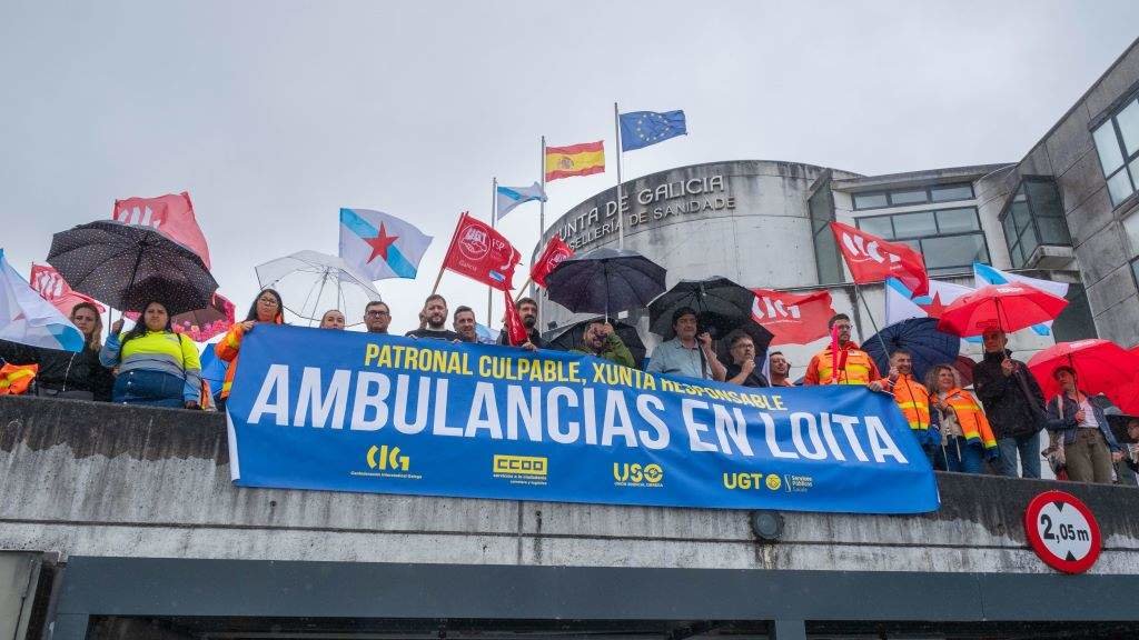 Persoal de transporte sanitario non urxente, esta cuarta feira, ante a Consellaría de Sanidade en Compostela. (Foto: Arxina)