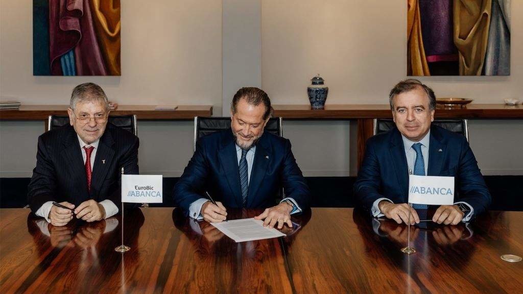 Fernando Teles, Juan Carlos Escotet e Francisco Botas asinando o acordo esta quinta feira. (Foto: Abanca)