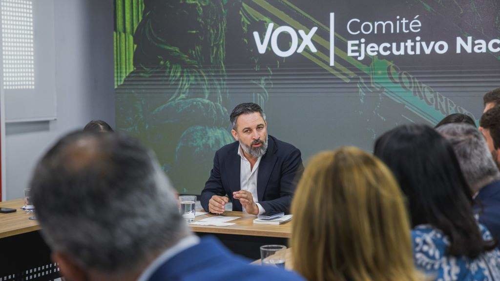 O líder do ultradereitista Vox, Santiago Abascal, esta quinta feira, reunido cos demais dirixentes do partido. (Foto: Europa Press)