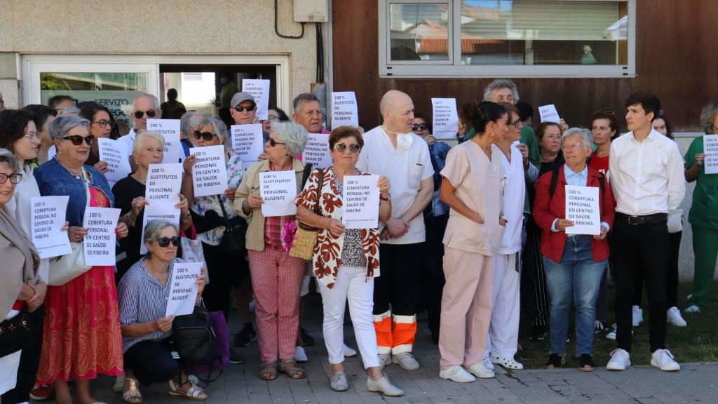 Veciñanza, persoal sanitario e membros da corporación muncipal de Ribeira ás portas do centro de saúde da localidade. (Foto: Nós Diario).