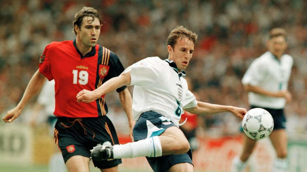 Gareth Southagte, actual seleccionador dos 'Pross', perseguido por Julio Salinas na Euro '96. (Foto: UEFA).