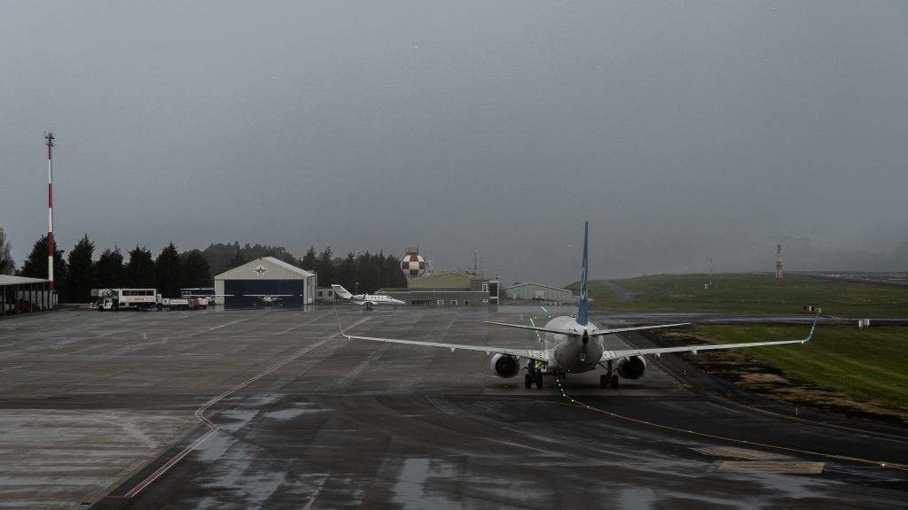 Un avión aterrando no aeroporto coruñés de Alvedro. (Foto: Gustavo de la Paz / Europa Press)