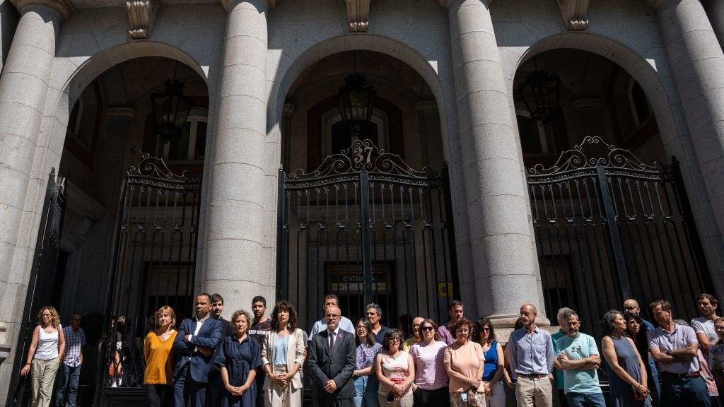 Minuto de silencio convocado esta segunda feira ás portas do Ministerio de Igualdade, en Madrid. (Foto: Matías Chiofalo / Europa Press)