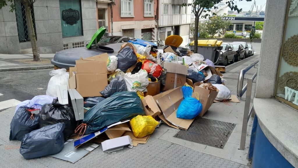 Lixo acumulado nunha rúa da Coruña o pasado 4 de xullo. (Foto Europa Press)