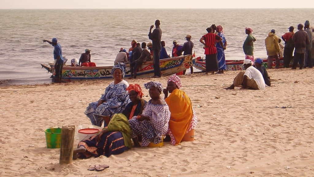 Varias mulleres nunha praia de Senegal esperando a chegada dos peixe. (Foto Rafael Quintía).