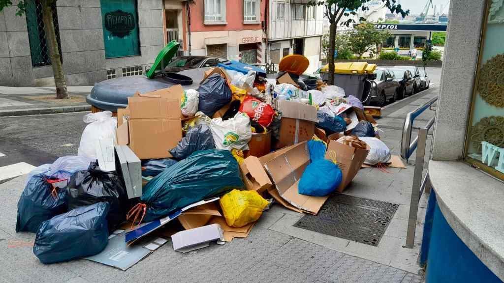 Lixo acumulado nunha rúa da Coruña o pasado 4 de xullo (Foto: Europa Press).