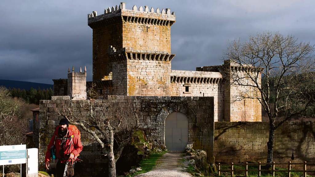Un peregrino ante o castelo de Pambre, situado en Palas de Rei (A Ulloa). (Foto: Xunta da Galiza)