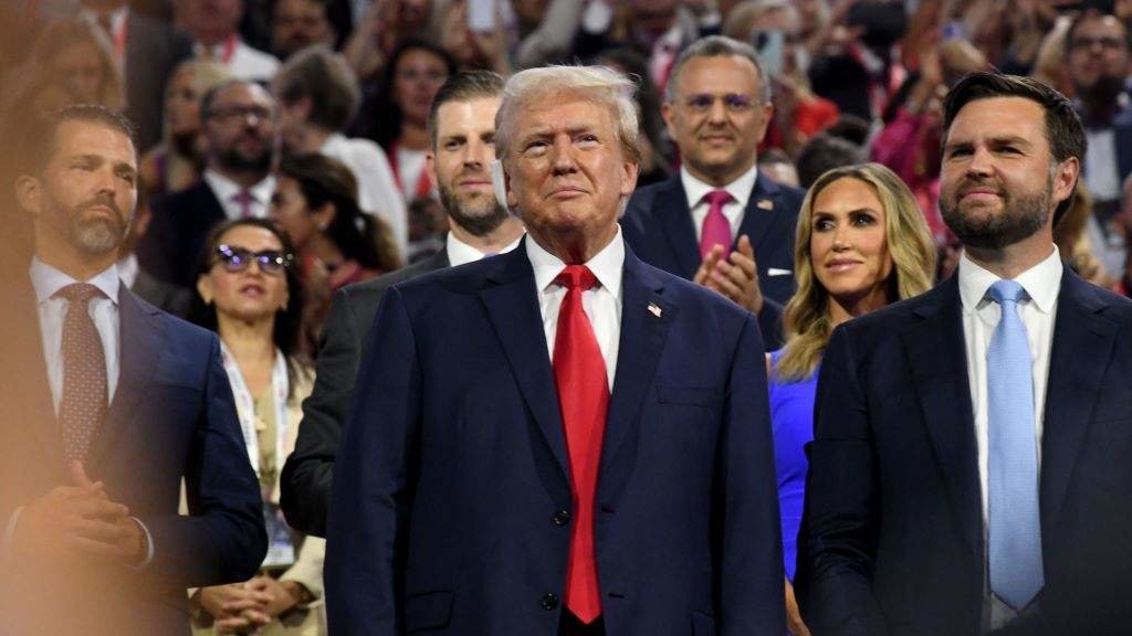 Donald Trump e o seu candidato á Vicepresidencia, J.D. Vance, esta segunda feira no inicio da Convención Republicana de Milwaukee. (Foto: Mark Hertzberg / ZUMA Press Wire / d / DPA vía Europa Press)