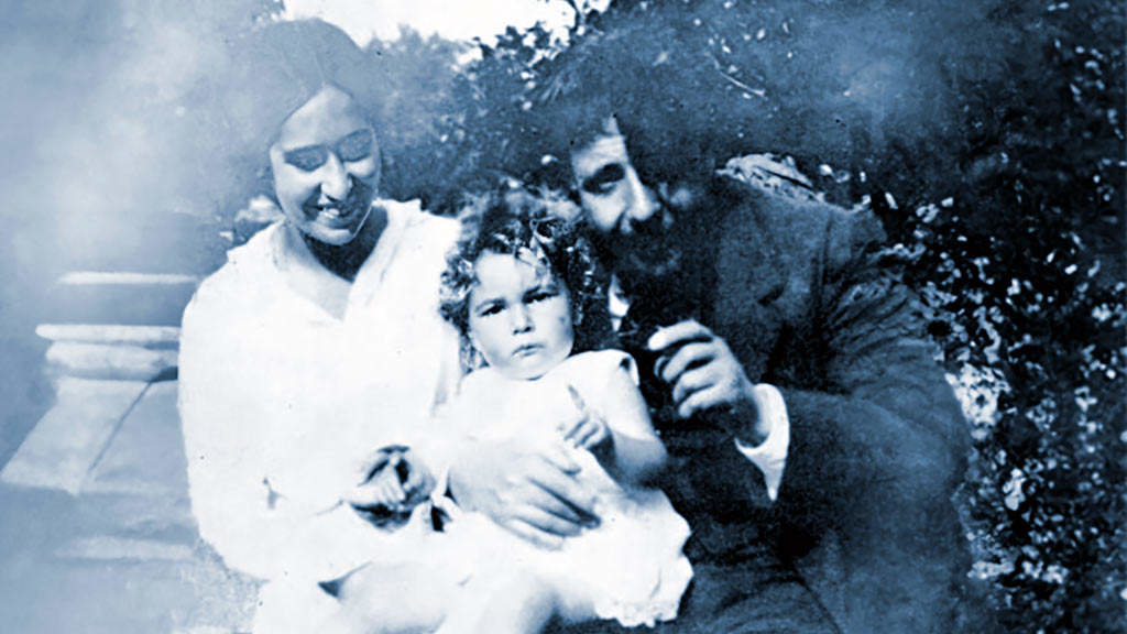 Luísa Viqueira coa súa nai Jacinta Landa e Xoán Vicente Viqueira. (Foto: Consello da Cultura Galega).