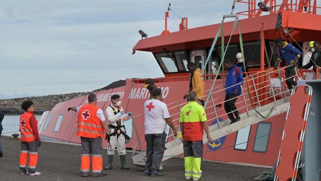 Persoal da Cruz Vermella asistindo 190 migrantes rescatados por unha embarcación de Salvamento Marítimo o pasado xuño na illa canaria de El Hierro. (Foto: Europa Press)