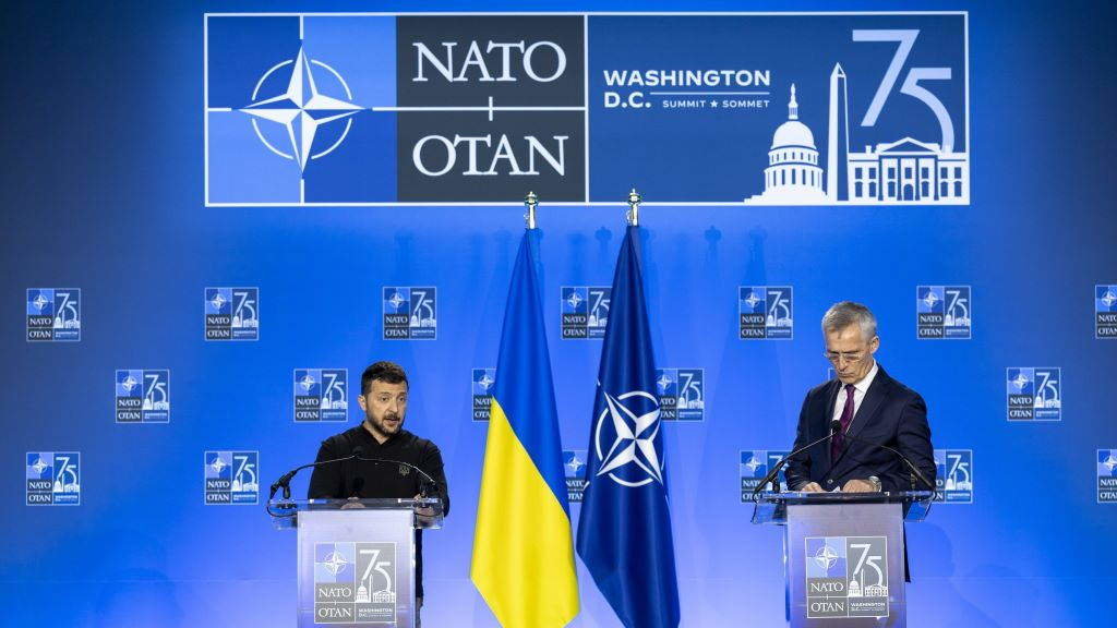 O presidente de Ucraína, Volodimir Zelenski, xunto ao secretario xeral da OTAN, Jens Stoltenberg, no cume da OTAN o 11 de xullo. (Foto: Amanda Andrade-Rhoades / Lehtikuva / dpa).