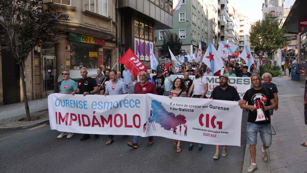 A manifestación percorreu onte as rúas da cidade das Burgas até rematar ante o Concello (Foto: Nós Diario).