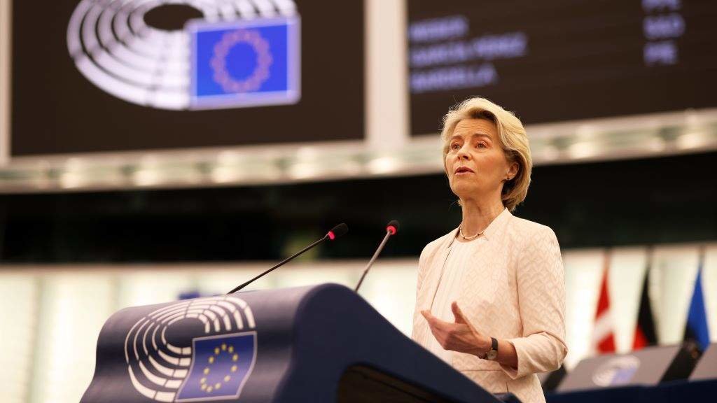 A presidenta da Comisión Europea, Ursula von der Leyen, intervindo esta quinta feira ante o pleno da Eurocámara. (Foto: Philipp von Ditfurth / DPA vía Europa Press)