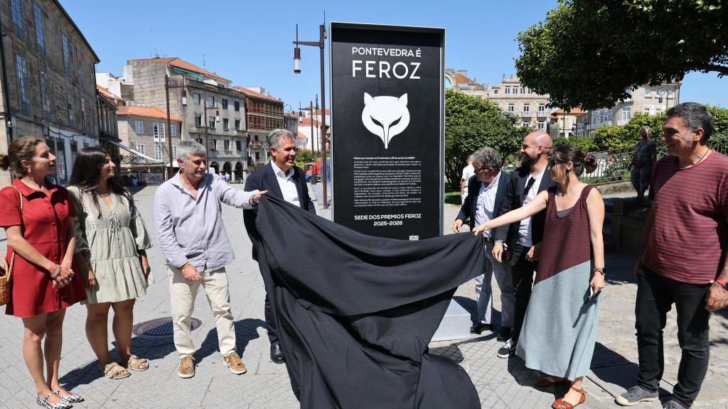 Miguel Anxo Fernández Lores e Rafael Domíngez (no centro) descubrindo esta sexta feira a imaxe promocional dos Premios Feroz en Pontevedra. (Foto: Concello de Pontevedra)