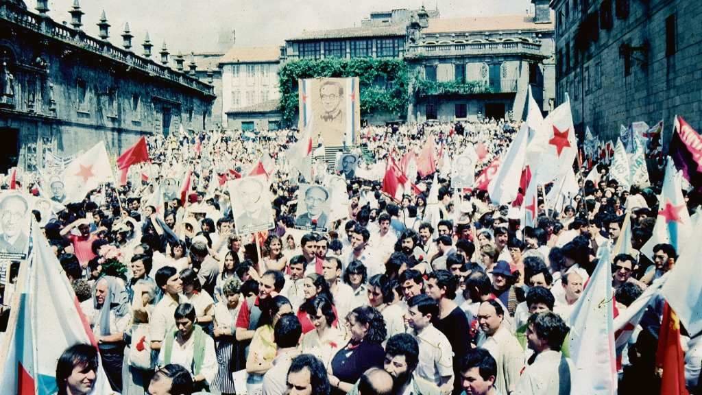 Asistentes á manifestación do Día da Patria Galega de 1984 na praza da Quintana de Compostela. (Foto: Xoán Carlos Garrido)