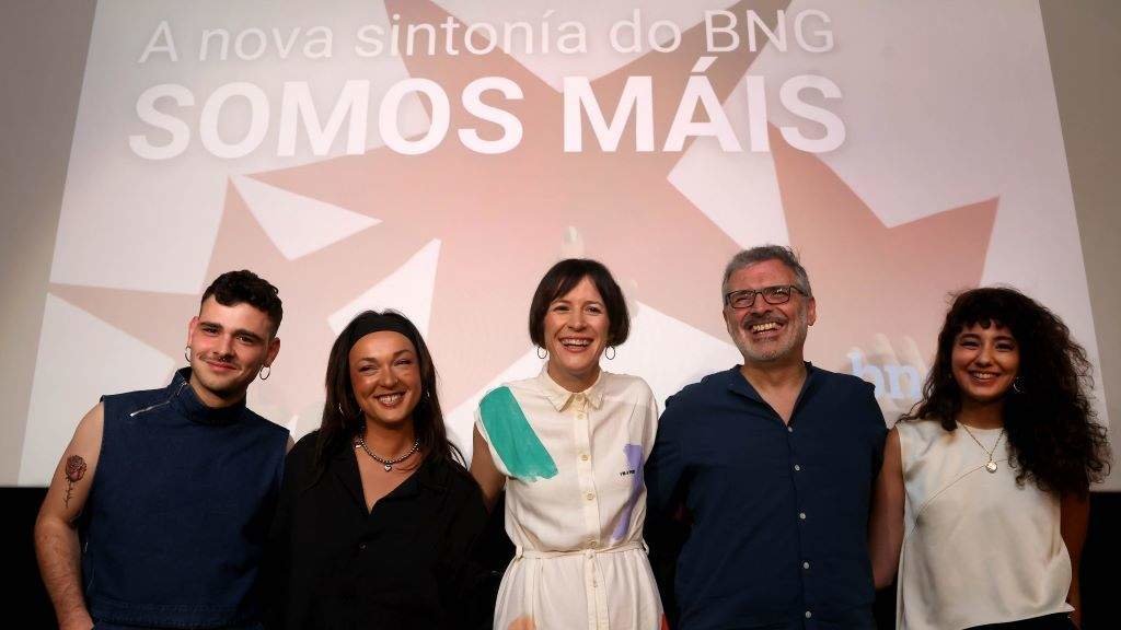 Mondra, Nadie González, Ana Pontón, Xosé Lois Romero e Lara Caeiro na presentación de 'Somos máis' (Foto: Arxina).