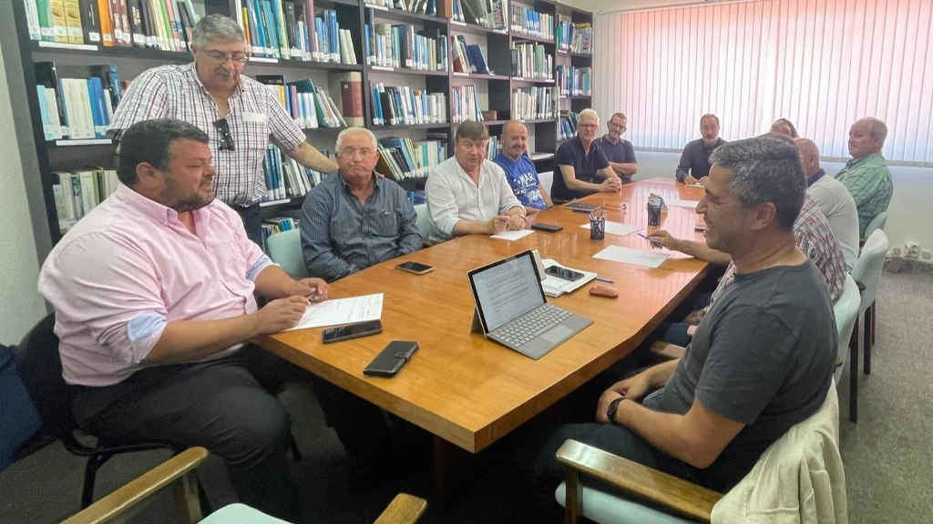 Torcuato Teixeira (á dereita, en primeiro termo) e asistentes onte á reunión en Burela, A Mariña (Foto: Europa Press).
