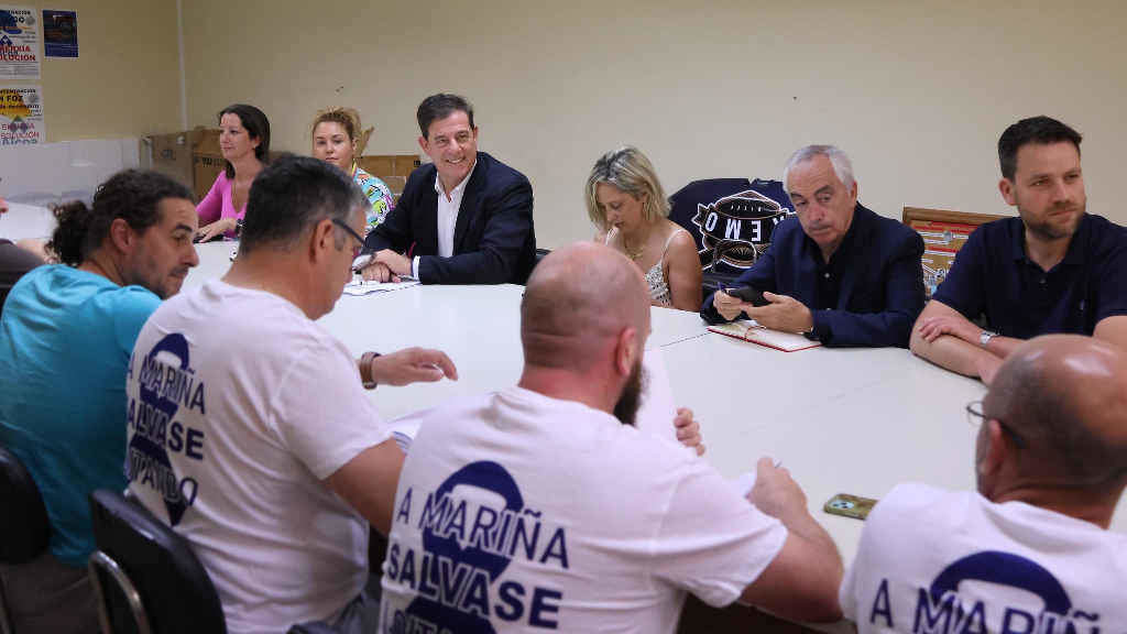 Beteiro acompañado de responsábeis municipais visitou ao comité de empresa de Alcoa en San Cibrao, Cervo (Foto: Nós Diario).