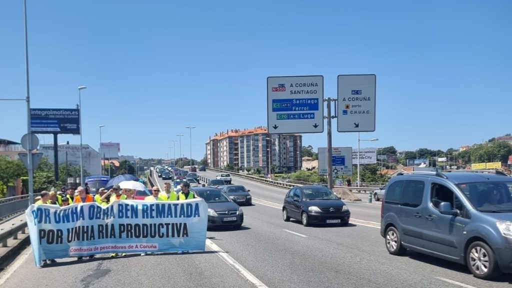 Manifestantes esta terza feira na ponte da Pasaxe (Foto: Nós Diario).