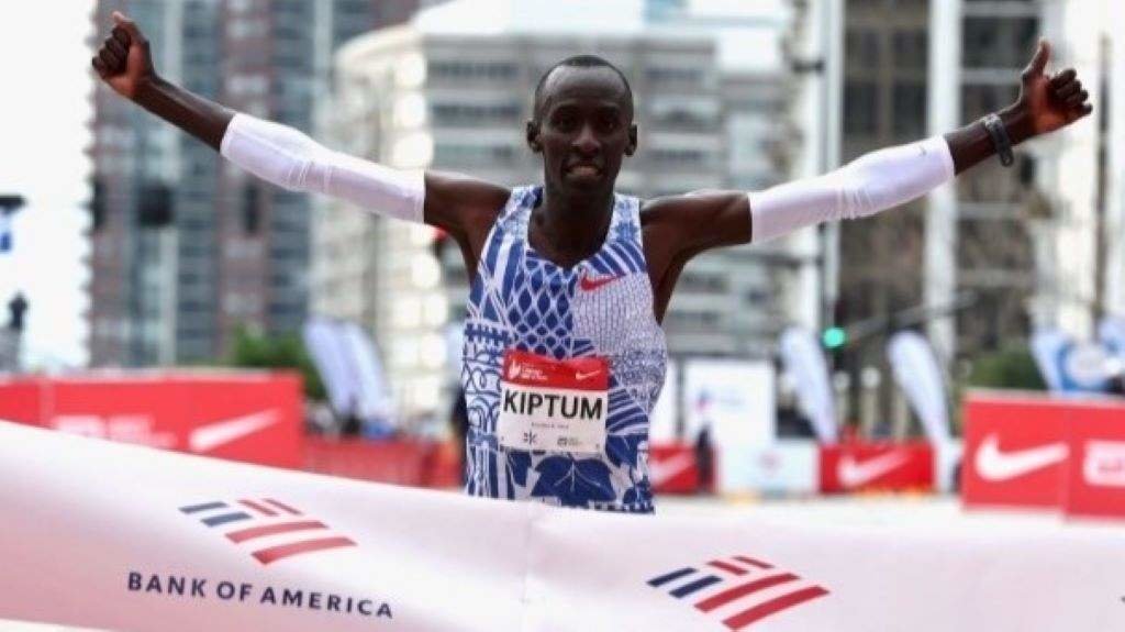 O kenyano Kelvin Kiptum faleceu en febreiro após pulverizar o pasado ano o récord do mundo de maratón. (Foto: Chicago Marathon vía Europa Press)