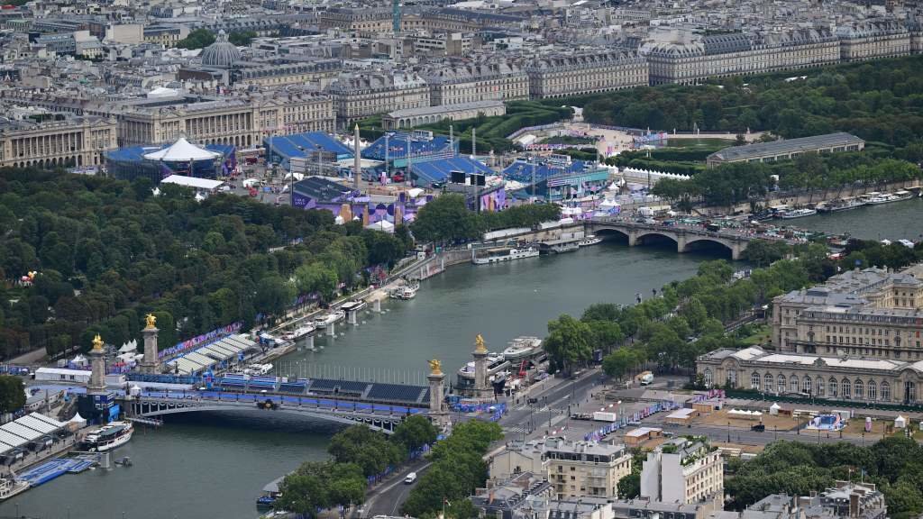 Vista aérea do río Sena á altura da ponte de Alexandre III e a praza da Concordia, esta cuarta feira. (Foto: Sina Schuldt / DPA vía Europa Press)