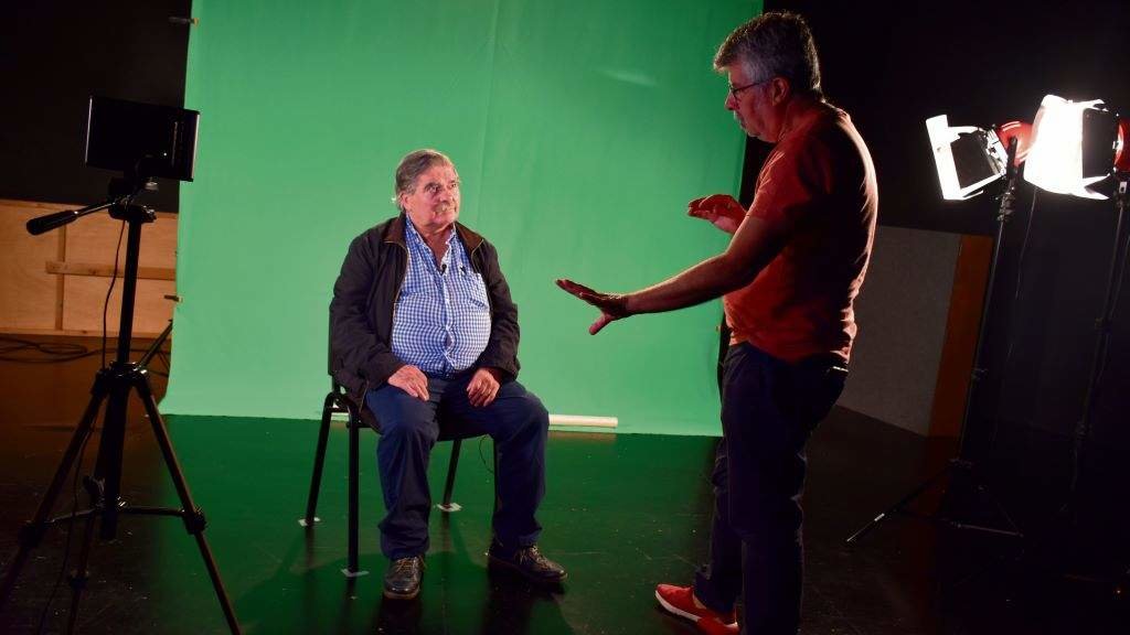 Xan Leira dando instrucións a José Ramón Estévez, un dos fundadores de Abrente durante a rodaxe do filme.
