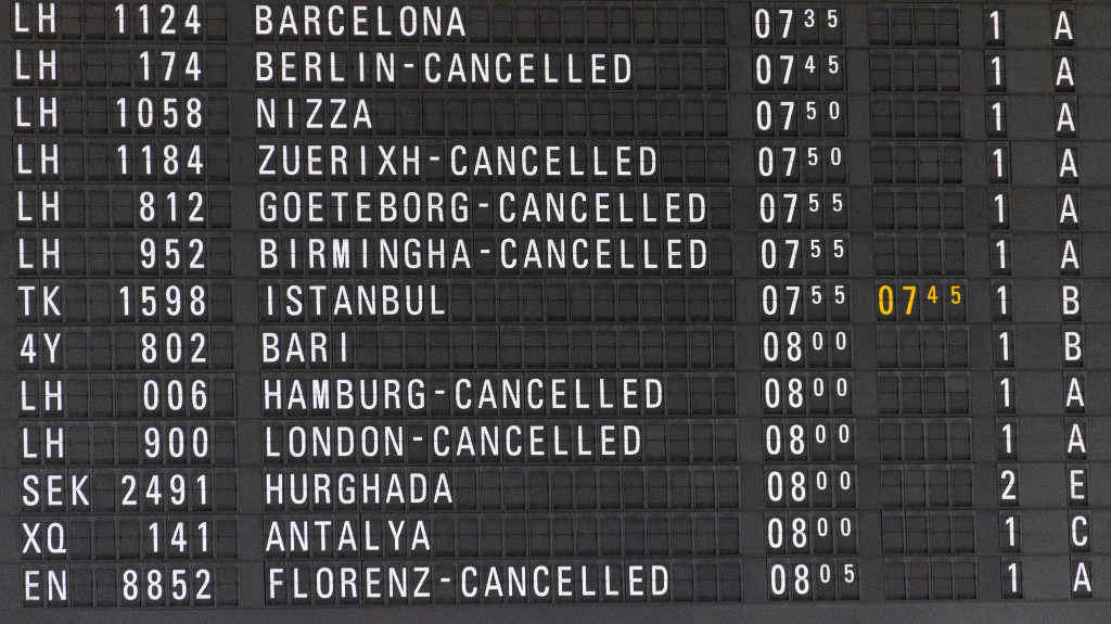 Pantalla a quinta feira do aeroporto de Frankfurt con múltiples cancelacións. (Foto: Helmut Fricke / DPA vía Europa Press)
