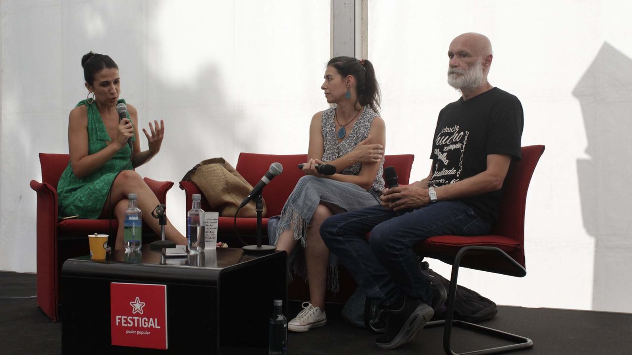 María Obelleiro, Verónica Torrijos e Bernardo Valdes Paços conversan no Festigal.  (Foto: M. V. C.)