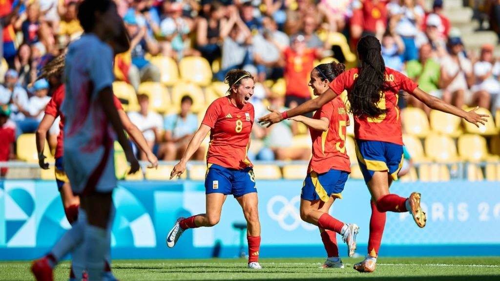 A selección española, coa que se estreou nuns Xogos a galega Tere Abelleira, celebrando o gol de Mariona Caldentey que lle deu o triunfo. (Foto: RFEF vía Europa Press)