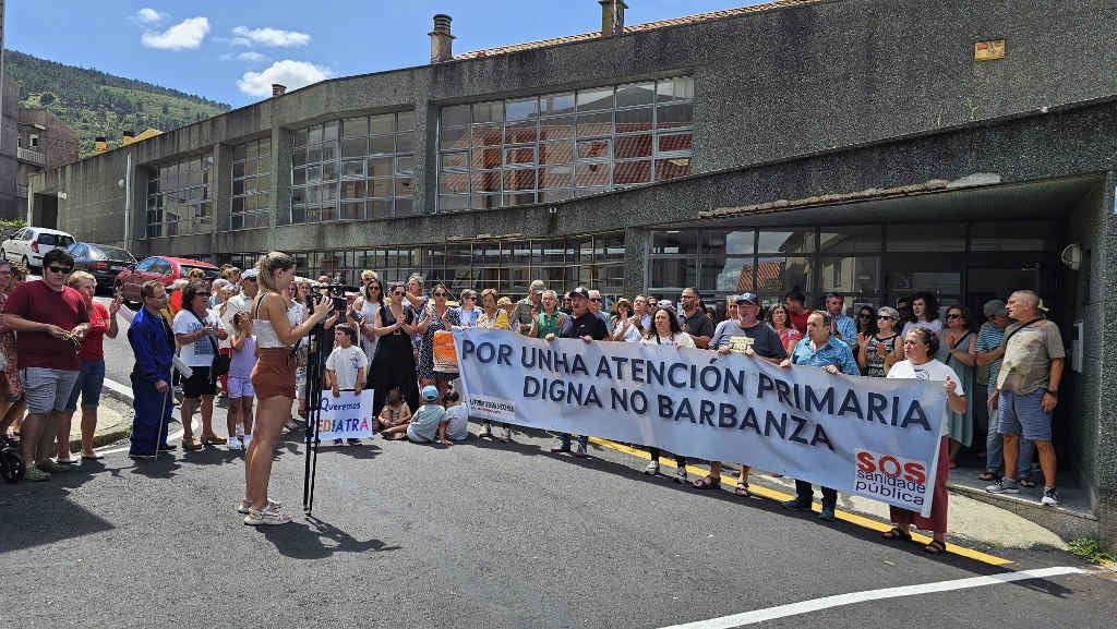 Protesta diante do ambulatorio de Porto do Son (Foto: Nós Diario).