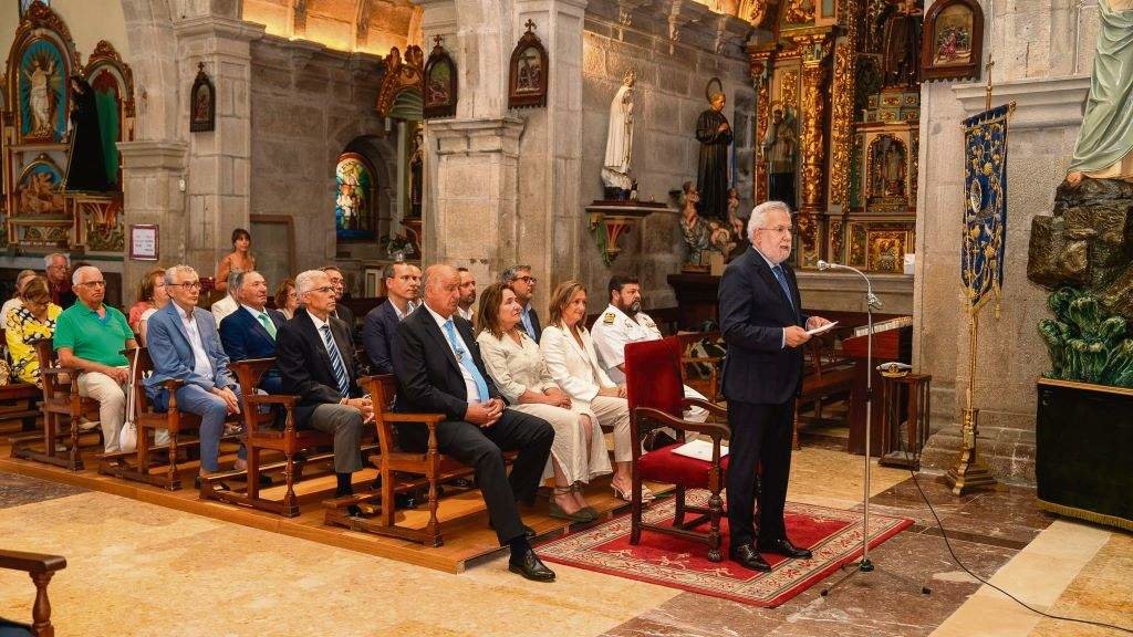 O presidente do Parlamento da Galiza, Miguel Santalices, realizou as ofrendas ao Apóstolo e a San Pedro Pescador esta semana. (Foto: Parlamento da Galiza)