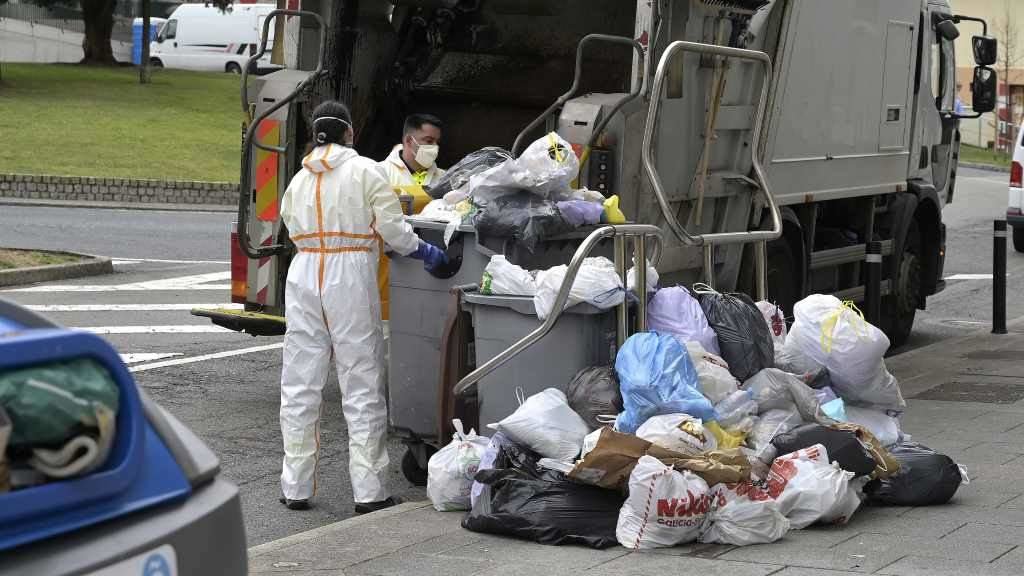 Operativo de limpeza na cidade da Coruña (Foto: M. Dylan / Europa Press).