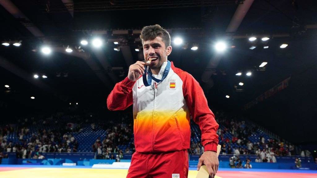 O judoka Fran Garrigós mordendo a súa medalla de bronce. (Foto: AFP7 vía Europa Press)