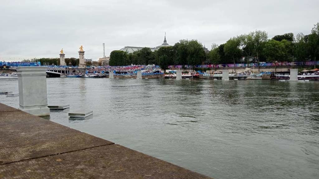 O río Sena, esta sexta feira, durante a cerimonia de apertura dos Xogos Olímpicos. (Foto: Yuri Carrazoni Mier)