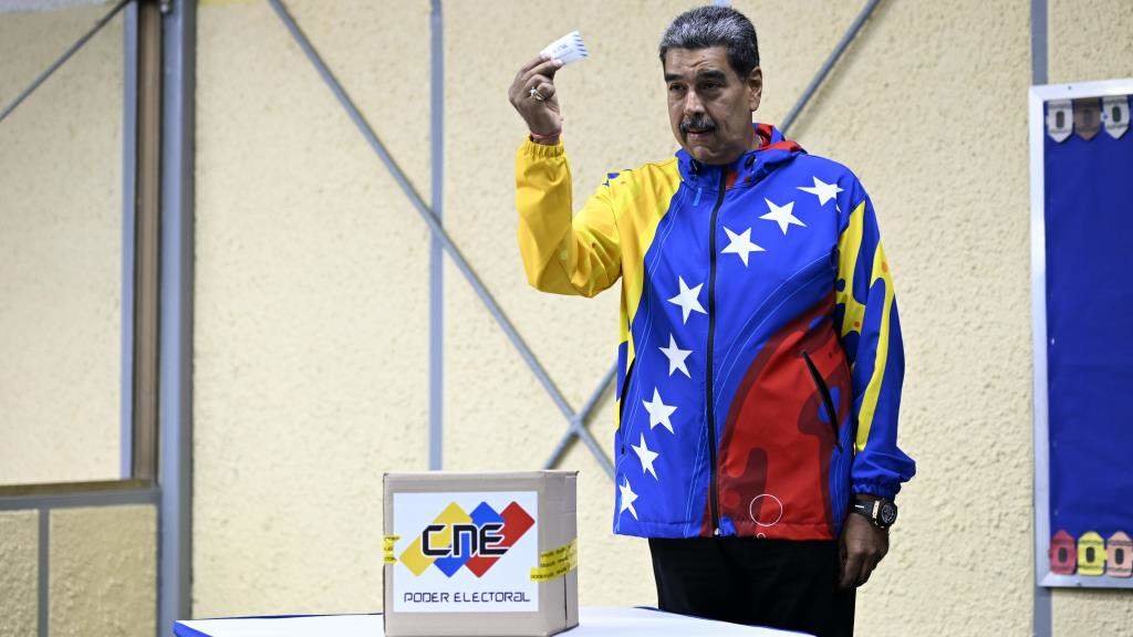 O presidente de Venezuela, Nicolás Madura, exerce o seu dereito a voto (Foto: Li Muzi / Xinhua News / Contacto Photo).