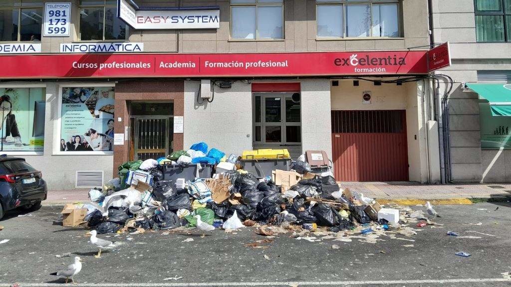 Lixo acumulado ante un comercio a carón do Forum Metropolitano. (Foto: Europa Press).